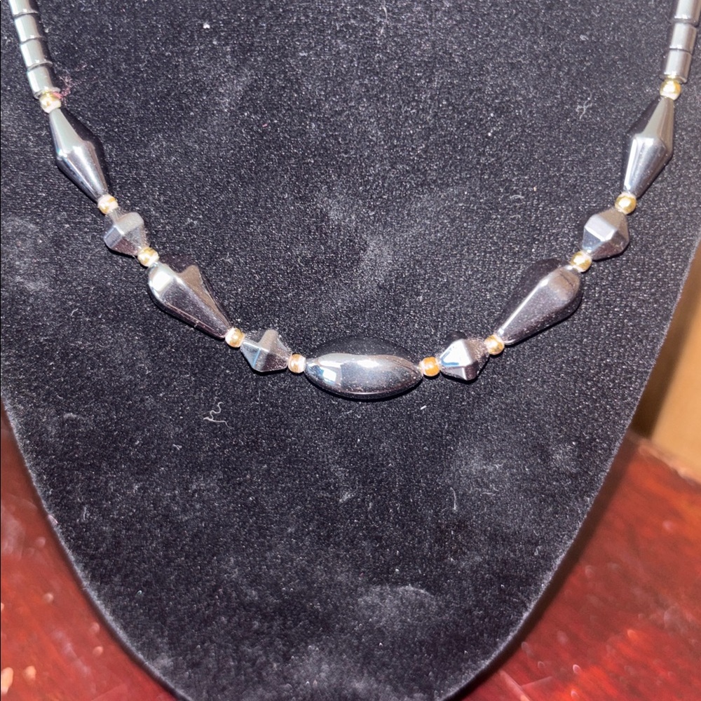 Hematite bead necklace with torpedo-shaped beads - Picture 2 of 3